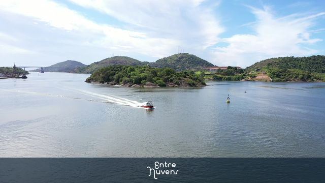 Vídeo sobrevoando o canal de Vitória com aproximação de uma lancha
