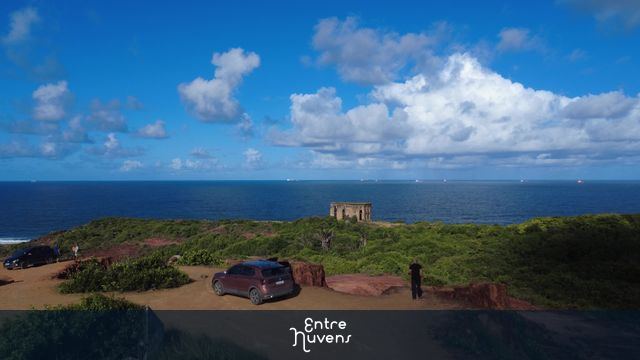 VÍDIO AO LONGE DA CASA DO FAROLEIRO-PE — vídeo aéreo de Cabo de Santo Agostinho