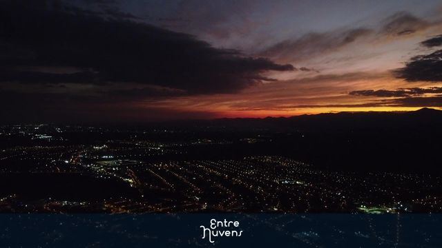 Visão do céu de Pindamonhangaba-SP no final da tarde anoitecendo. 