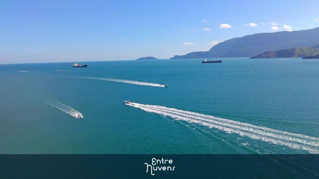 Visão para o mar com embarcações, a partir de praia  da feiticeira, Ilhabela