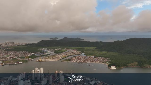 Vista aérea 360 graus do Porto de Santos, guarujá, ilha das Palmas, são vicente e praia grande com céu cheio de lindas nuvens