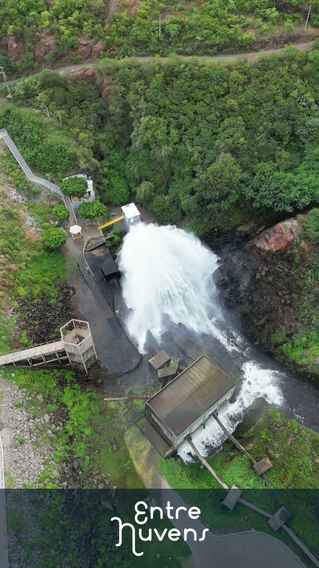 Vista Aérea da Barragem e Comporta em Ação: Força e Engenharia — vídeo aéreo de Orós