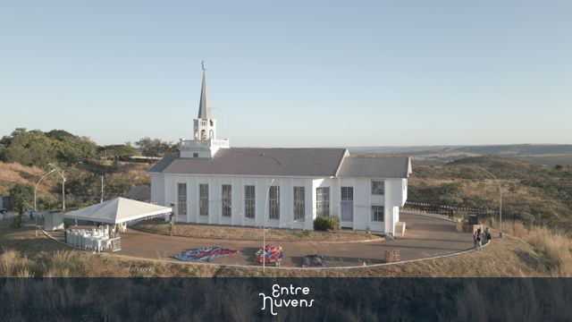 Vista aérea da Capela São  Francisco de Assis em festa no entardecer — vídeo aéreo de Brasília