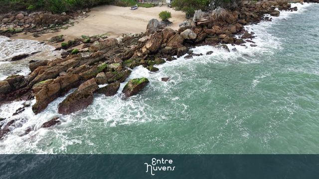 Vista Aérea da Costa Rochosa e Mar de Santa Catarina — vídeo aéreo de Penha