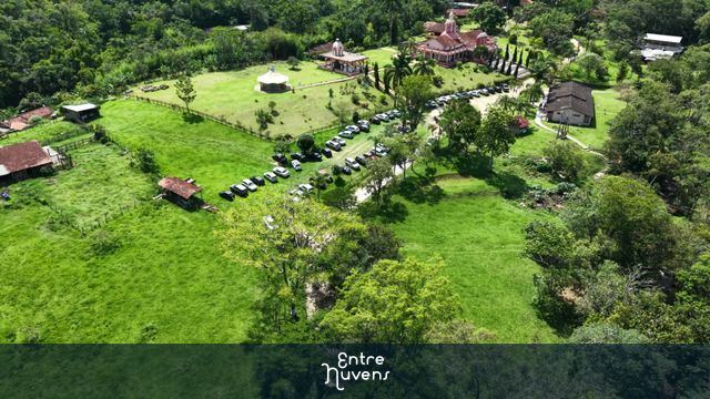 Vista Aérea da Fazenda e Santuário em Área Verde Preservada — vídeo aéreo de Pindamonhangaba