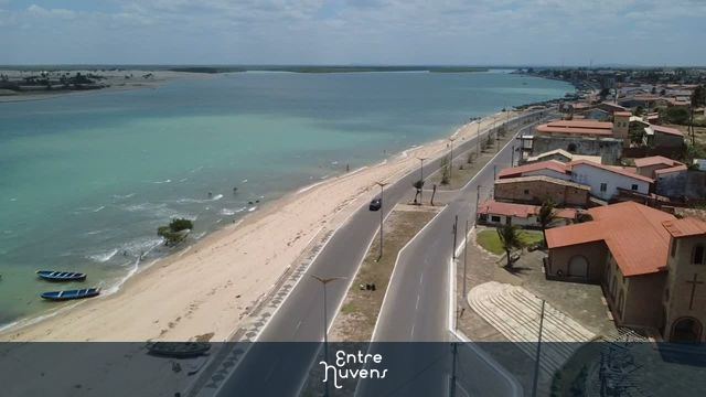 Vista Aérea da Orla de Camocim: Um Paraíso no Ceará