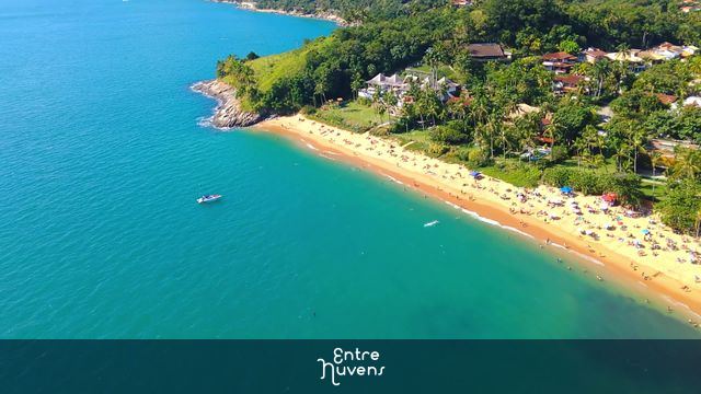 Vista aérea da praia da feiticeira - Ilhabela