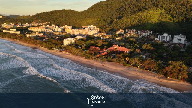 Vista Aérea da Praia das Toninhas ao Naser do Sol: Paraíso no Litoral Norte de São Paulo — vídeo aéreo de Ubatuba