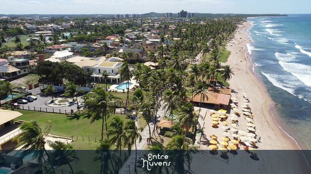 Vista Aérea da Praia de Guarajuba: Paraíso no Litoral Norte da Bahia