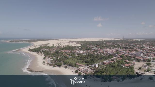 Vista aérea da praia e dunas de um vilarejo