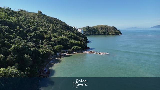 Vista Aérea da Praia em Caraguatatuba - Paraíso Litorâneo
