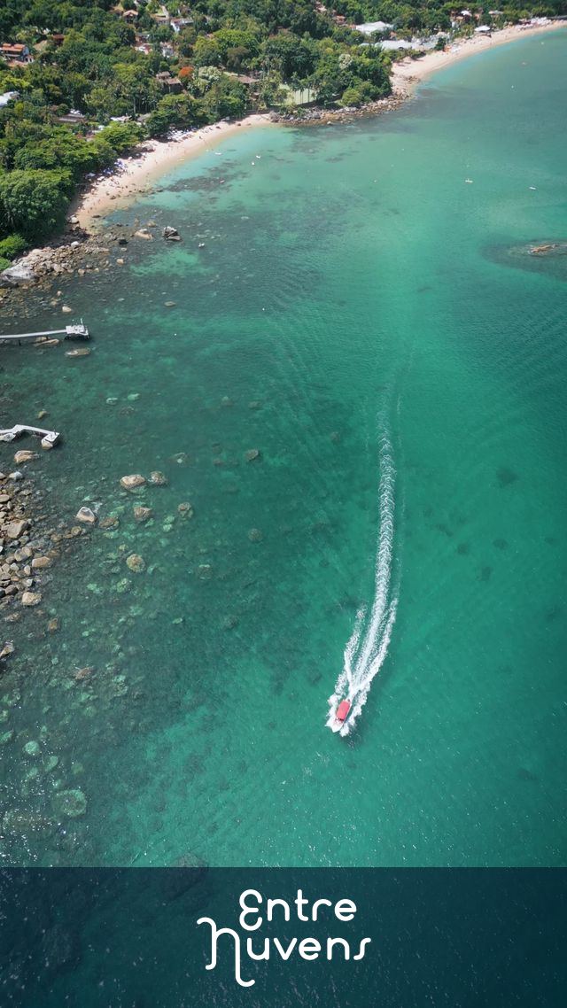 Vista aérea da praia em ilhabela com barco
