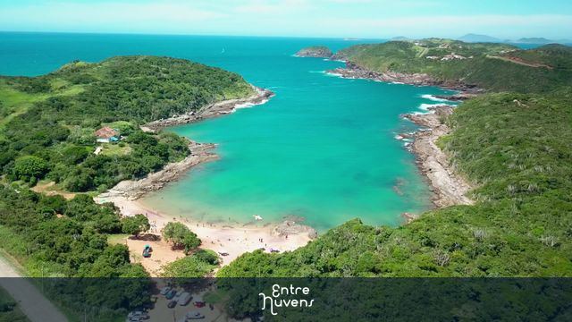 Vista aérea da praia isolada da Praia do Forno, cercada por colinas — vídeo aéreo de Armação dos Búzios