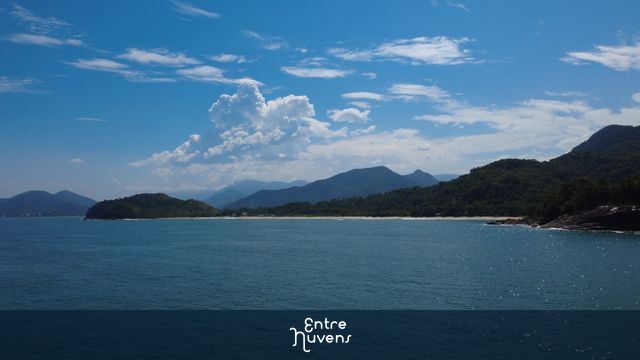 Vista aérea da Praia Vermelha do Norte em Ubatuba com montanhas da Serra do Mar