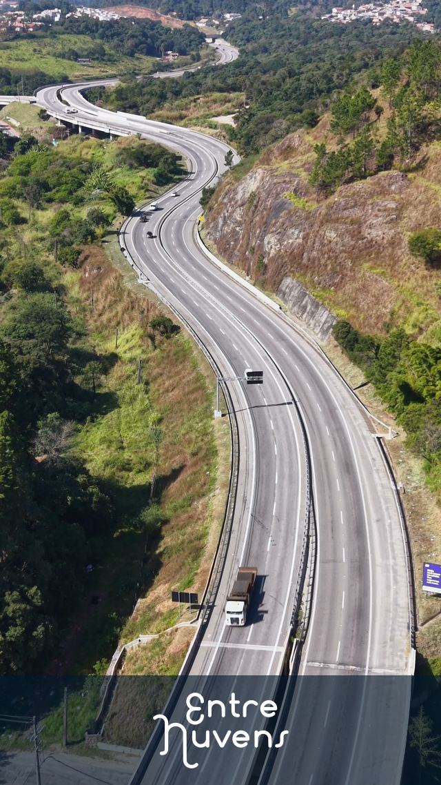 Vista Aérea da Rodovia Raposo Tavares: Tráfego e Paisagem
