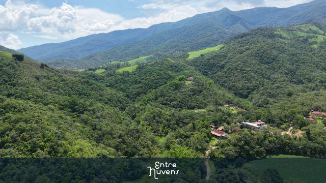 Vista Aérea da Serra: Natureza, Montanhas e Tranquilidade no Campo — vídeo aéreo de Pindamonhangaba