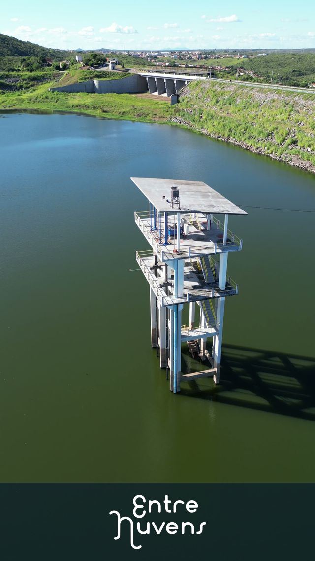 Vista Aérea da Torre de Captação e Barragem — vídeo aéreo de Banabuiú