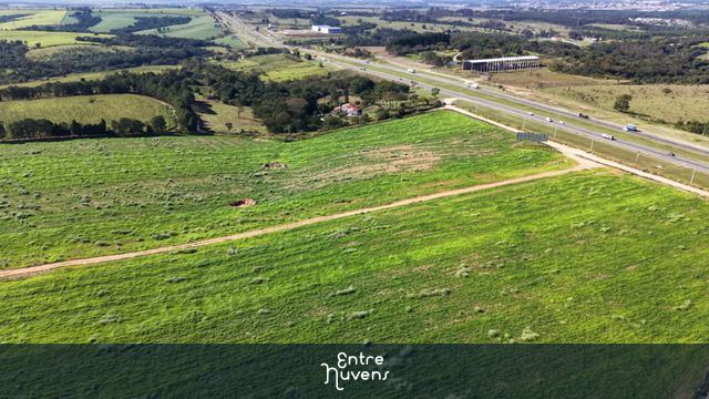 Vista Aérea de Área Rural e Rodovia: Terreno Estratégico