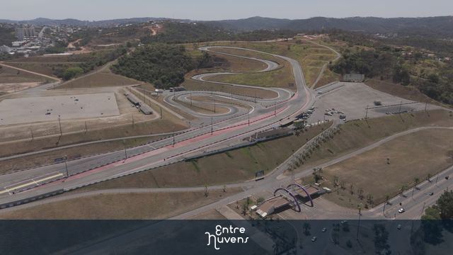 Vista aérea de autódromo sinuoso em meio à natureza mega Spece Santa Luzia MG