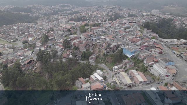 Vista aérea de bairro residencial com mata — vídeo aéreo de Caieiras