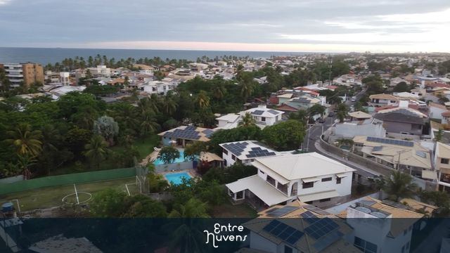 Vista aérea de bairro residencial costeiro com painéis solares — vídeo aéreo de Lauro de Freitas