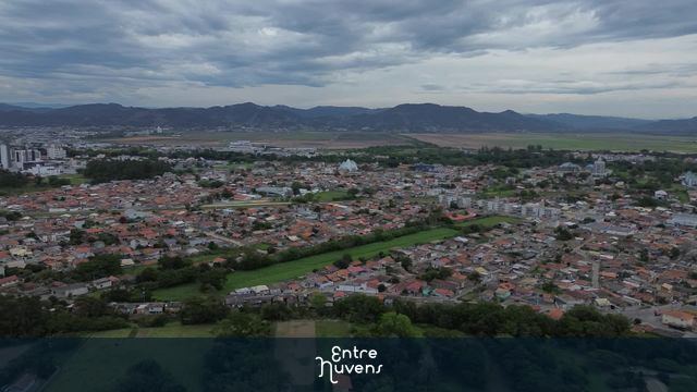 Vista aérea de bairro residencial e área verde — vídeo aéreo de Tubarão