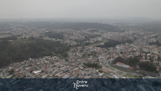 Vista aérea de bairro urbano com áreas verdes — vídeo aéreo de Caieiras