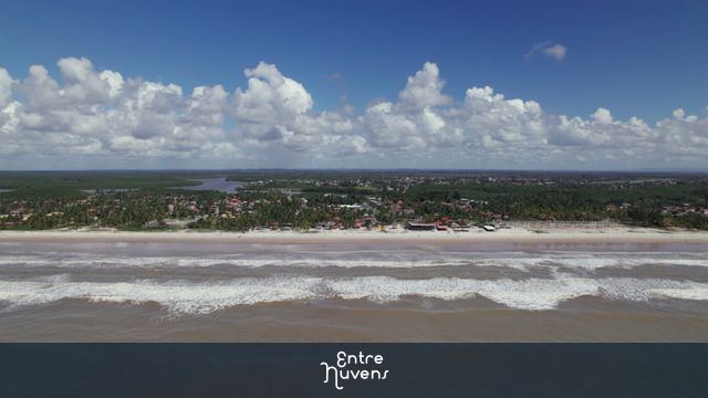 Vista Aérea de Canavieiras, Bahia: Praia Tropical, Mar e Natureza Preservada