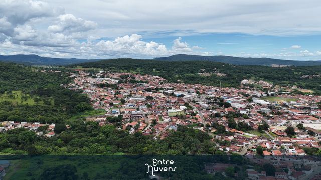 Vista aérea de cidade cercada por mata e montanhas — vídeo aéreo de Pirenópolis