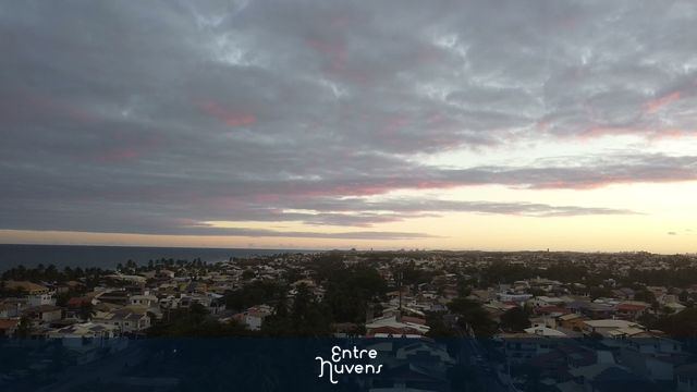Vista aérea de cidade litorânea ao entardecer com céu colorido — vídeo aéreo de Lauro de Freitas