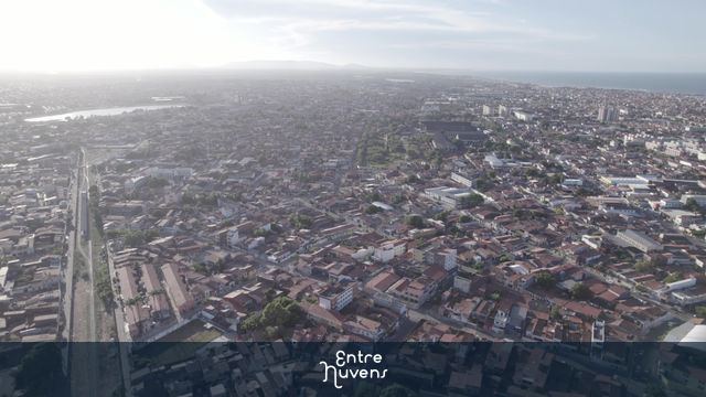 Vista aérea de cidade litorânea ao entardecer