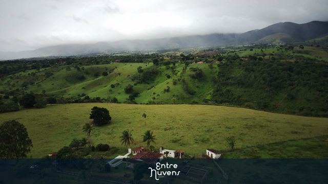 Vista aérea de fazenda e paisagem montanhosa em dia nublado — vídeo aéreo de Elísio Medrado