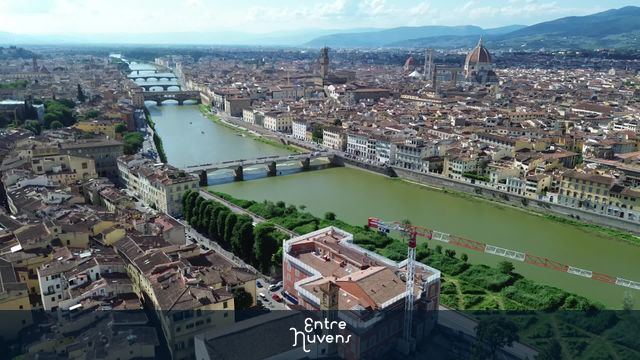 Vista aérea de Florença com o Rio Arno e a Catedral de Santa Maria del Fiore