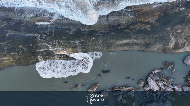 Vista Aérea de Ondas Quebrando em Rochas Costeiras — vídeo aéreo de Guarujá