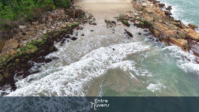 Vista aérea de praia deserta e costa rochosa de Santa Catarina — vídeo aéreo de Penha