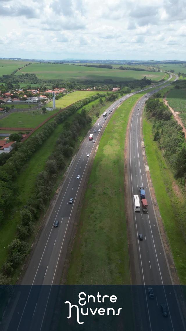 Vista aérea de rodovia movimentada em meio a campos verdes no Brasil — vídeo aéreo de Tatuí