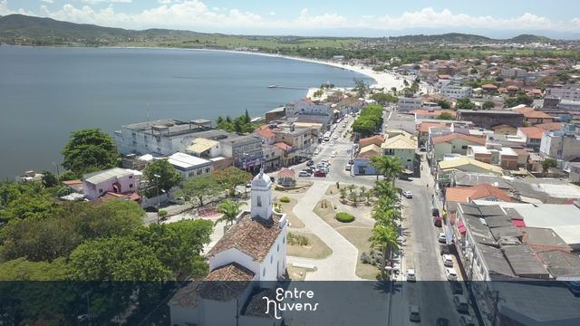 Vista Aérea de São Pedro da Aldeia: Igreja Matriz e Lagoa de Araruama