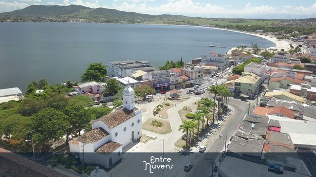 Vista Aérea de São Pedro da Aldeia: Lagoa e Centro Histórico