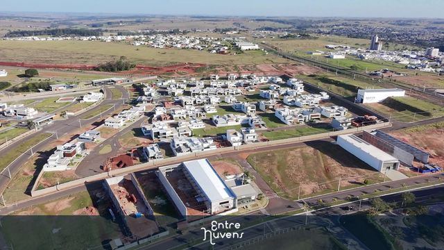 Vista aérea de shopping com placa solar e construções ao redor — vídeo aéreo de Umuarama