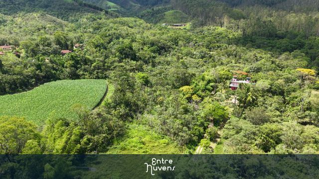 Vista Aérea de Sítio e Natureza Preservada em Área Rural — vídeo aéreo de Pindamonhangaba