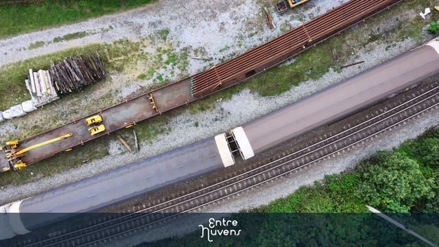 Vista Aérea de Trem de Carga e Vagões Ferroviários