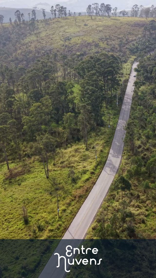 Vista aérea de uma estrada sinuosa cercada por mata nativa e campos — vídeo aéreo de Araçariguama