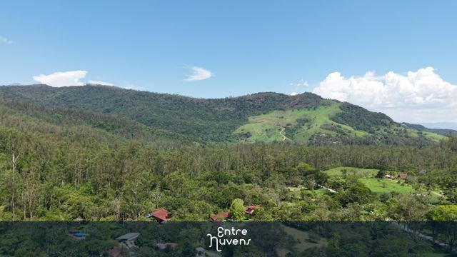 Vista Aérea Deslumbrante: Montanhas e Natureza Brasileira — vídeo aéreo de Pindamonhangaba