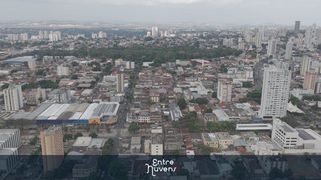 Vista aérea do centro e parque arborizado — vídeo aéreo de Goiânia