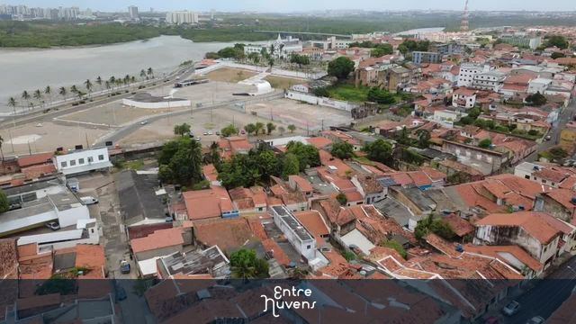 Vista aérea do centro histórico e rio