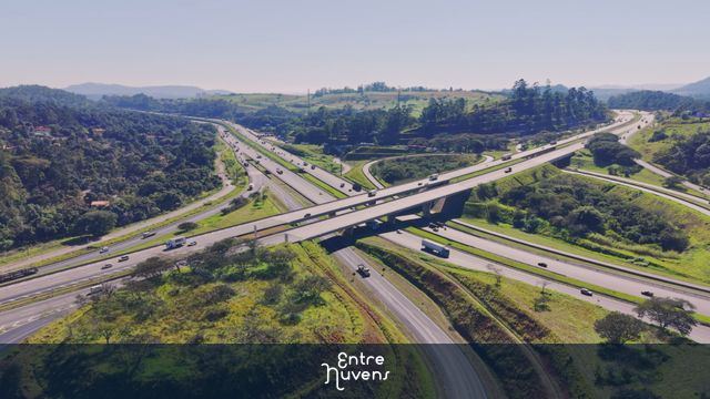 Vista aérea do entroncamento rodoviário na Rodovia Fernão Dias