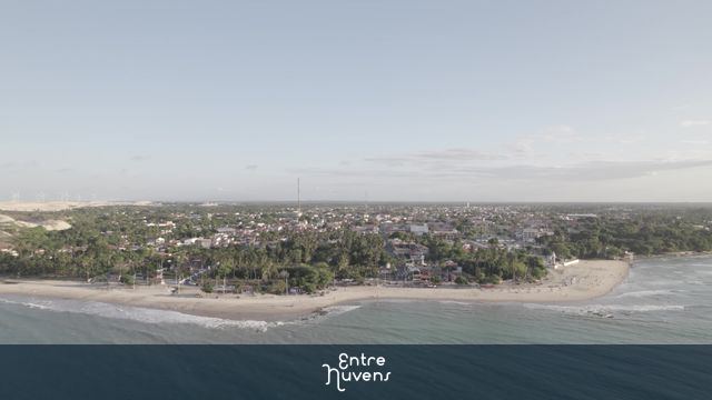 Vista aérea do litoral urbano com praia e mar — vídeo aéreo de Paracuru
