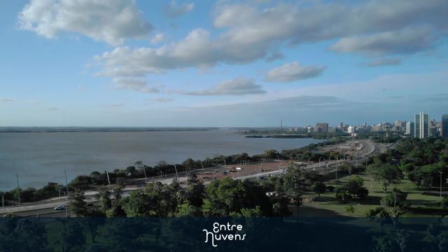 Vista aérea do Parque do Marinha, em Porto Alegre, com passeio pela orla do Guaíba.