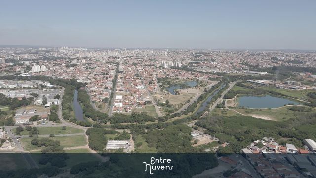 Vista aérea do rio cortando a cidade