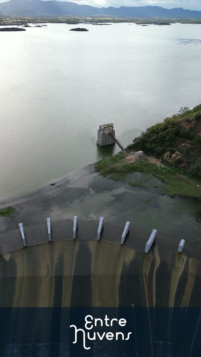 Vista Aérea Espetacular da Barragem e Represa em Dia Nublado — vídeo aéreo de Orós